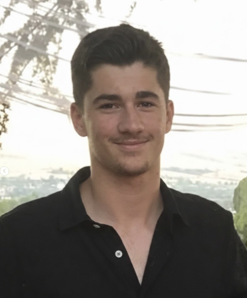 iisilm's tweet image. Kardeşimi katletti, yüzüne karşı kahkaha atıp küfür ederek kaçtı. Meyve kesmek için bıçak taşıyorum dedi. Berkay 17 yaşındaydı, inanmadılar mezarı açılsın dediler. Bir öğretmen gelip katili savundu dersleri iyiydi diye. Unutmayacağız, ağır müebbet istiyoruz. #BerkayİçinAdalet