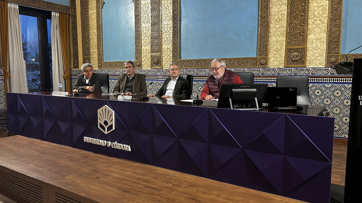 Esta tarde, en el Rectorado de la Universidad de Córdoba donde se está desarrollando una jornada sobre la importancia de la vigilancia cinegética para el control de enfermedades en la fauna silvestre. <a href="/MedioAmbAND/">Consejería de Sostenibilidad y Medio Ambiente</a> <a href="/andaluciacaza/">Federación Andaluza de Caza</a>