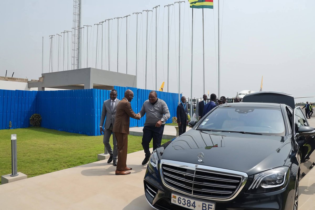 houn_togo_hen's tweet photo. Leurs #Excellences Uhuru Kenyatta, Olusegun Obasanjo, Sahle-Work Zewde, Catherine Samba-Panza et Mokgweetsi Masisi sont arrivés à #Lomé et ont été reçus par le ministre des Affaires étrangères, le Prof. Robert Dussey, pour la #médiation de l'#UA sur la #paix à l'est de la #RDC. https://t.co/FUtTfcDiHe