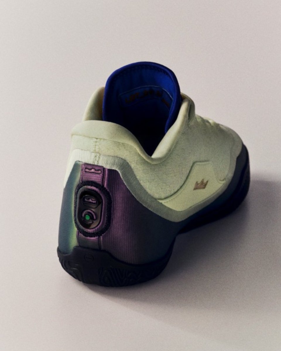 footlocker's tweet image. Champions vs challengers. 🍀 🔥 

One legendary night in Boston flipped the balance of power. Boston’s worst nightmare bodied the Big Three in the 2012 Eastern Conference Finals and LeBron went on to reign the East for the next 8 years.

The LeBron XXIII "Green with Envy" is…