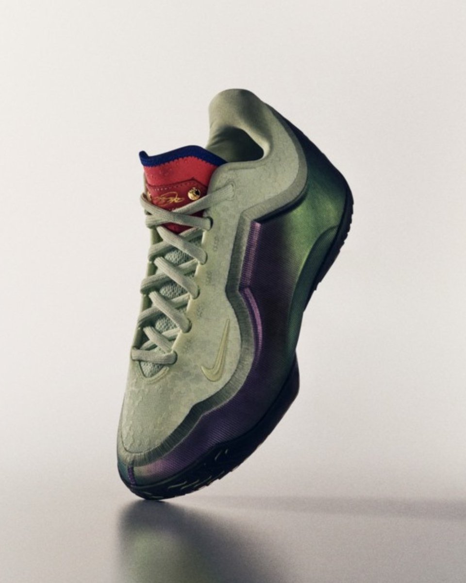 footlocker's tweet image. Champions vs challengers. 🍀 🔥 

One legendary night in Boston flipped the balance of power. Boston’s worst nightmare bodied the Big Three in the 2012 Eastern Conference Finals and LeBron went on to reign the East for the next 8 years.

The LeBron XXIII "Green with Envy" is…