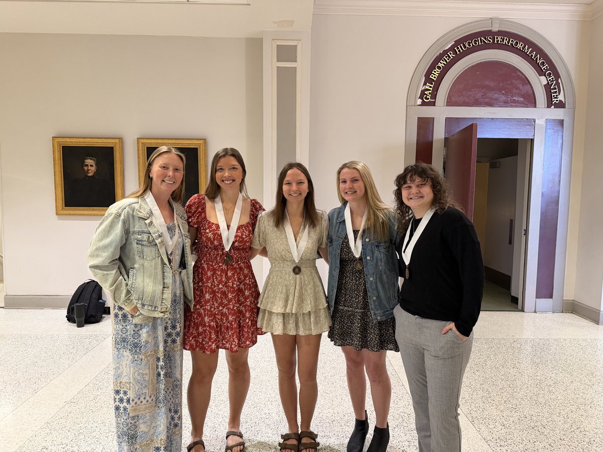 PrideGCSoftball's tweet photo. Spring Convocation was today for our seniors! They received their medallions to wear at graduation! We are so proud of you!! 💚🤍 https://t.co/xZmWlDomyo