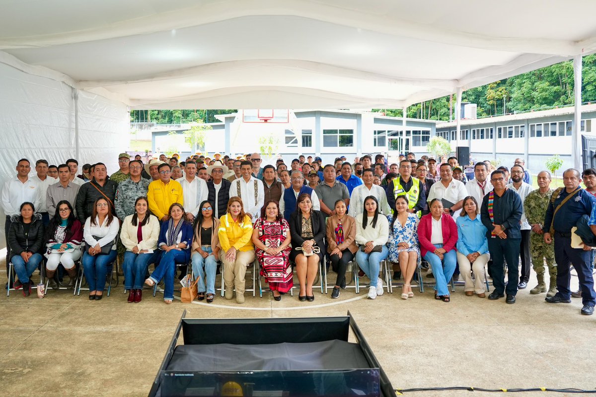 salomonj's tweet photo. TRABAJAMOS POR LA PROTECCIÓN DE LOS RECURSOS FORESTALES DE LA CUENCA

En San Juan Bautista Tuxtepec, presidimos la instalación del Subcomité Regional de Prevención y Combate de Incendios Forestales, un órgano con el que fortalecemos la capacidad de atención y de respuesta inmediata en materia de prevención y combate de incendios, construyendo mecanismos de coordinación entre las instituciones de los tres niveles de gobierno y la sociedad civil. 

Seguimos impulsando acciones que protegen la biodiversidad, la seguridad de las familias y el patrimonio forestal. Agradezco la presencia y acompañamiento de la directora de la @COESFO_GobOax, Magda Coello y el titular de la Oficina de Representación de la @CONAFOR, Óscar Mejía Gómez, así como de funcionarias y funcionarios, autoridades ambientales y municipales.
