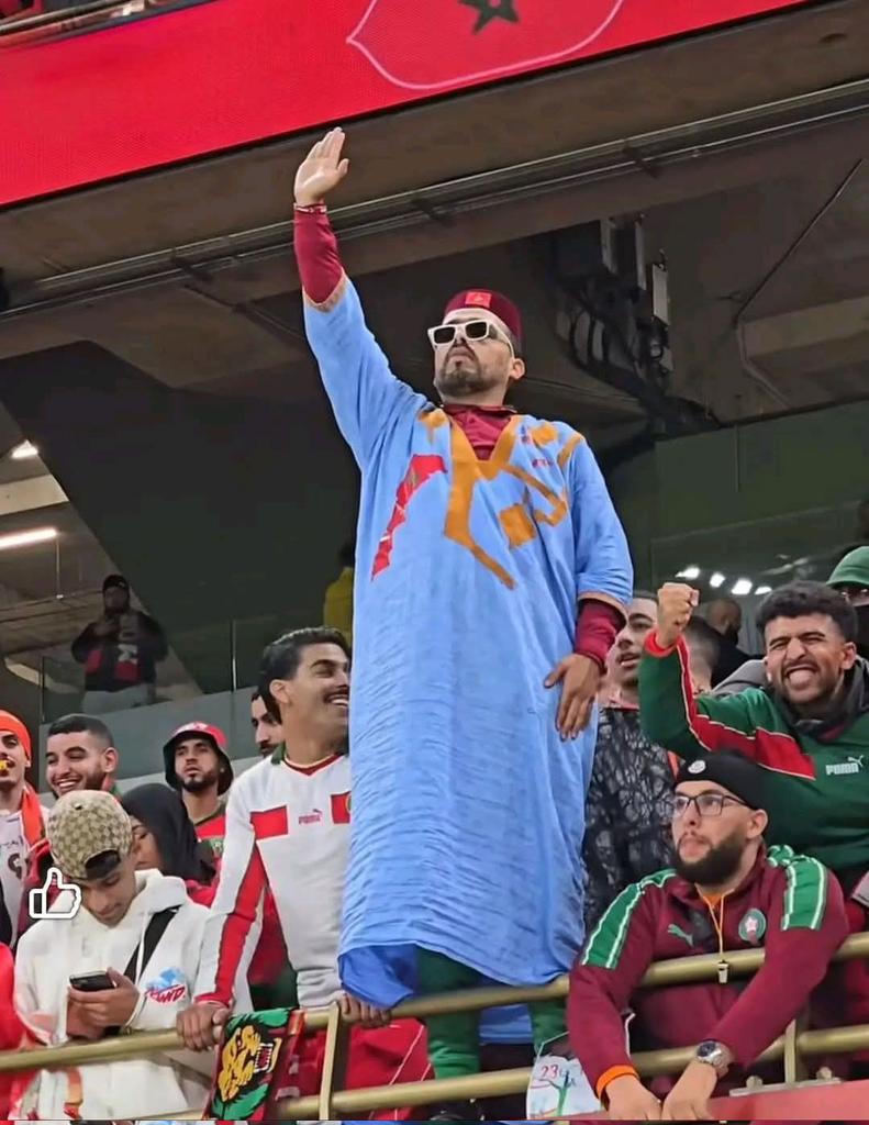 AfricaUnveiled1's tweet photo. « Un supporter marocain, imitant le style emblématique de   Lumumba vea, a apporté couleur et passion à la rencontre Maroc–Nigeria https://t.co/3TlnUCiNys