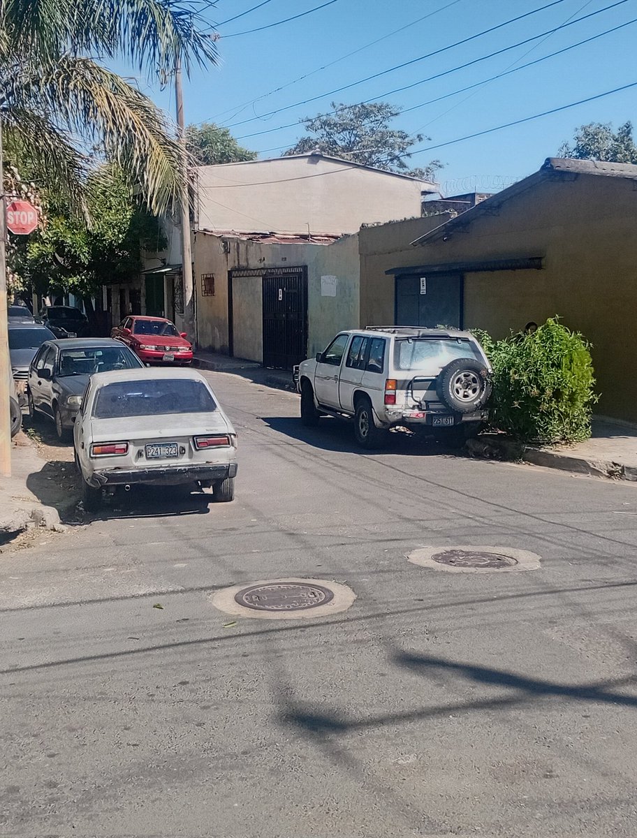 C_M_Charlie's tweet photo. Vehículos mal estacionados no permiten que camión recolector de basura retire los desechos en Colonia Los Arcos Santanita. @alcaldia_ss @PNCSV @VMTElSalvador. https://t.co/JpfYhNXIiu
