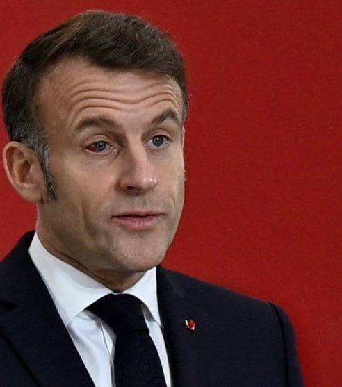 Macron vandaag.., begeeft zich inmiddels in een illuster gezelschap... 🙃#nothingtoseehere