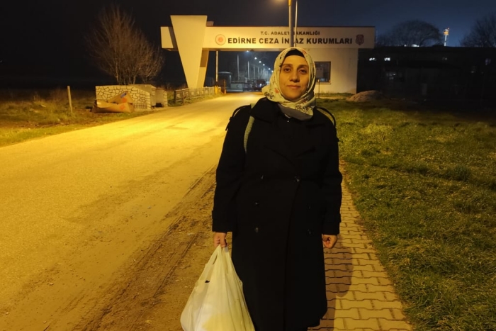 Bu sabah tahliye edilen 8 aylık hamile Leyla Arslan, cezaevinden ancak 1 saat önce çıkabildi. 4 Ağustos’ta tutuklanan Arslan, 150 gün sonra özgürlüğüne kavuştu. Hamile bir kadının aylarca özgürlüğünden yoksun bırakılması; sağlık hakkı, kişi özgürlüğü ve insan onuruna saygı