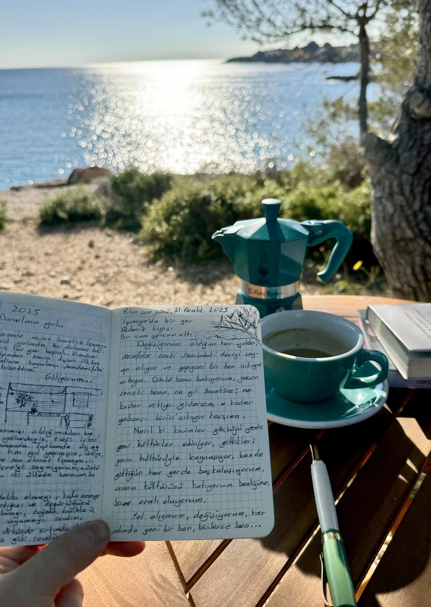 2025te kendime çok güzel bir alışkanlık edindim. Gittiğim yerlerde gördüklerimi çizip o an hissettiklerimi yazdığım bir günlüğe başladım. Bazen de evde otururken zihnimden geçenleri yazıp iz düşümlerini geçiyorum deftere. Yazmak ve çizmek insana en güzel gelen şeylerden bence :)