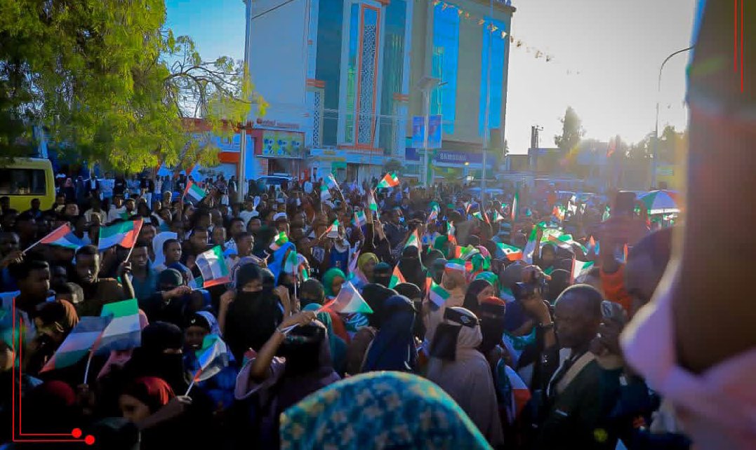 ikhwaanu's tweet photo. A massive turnout in Hargeisa showed strong public support for the UAE for standing with Somaliland, with many viewing it as on track to become the second country to recognize Somaliland. https://t.co/F7oWD3msD2