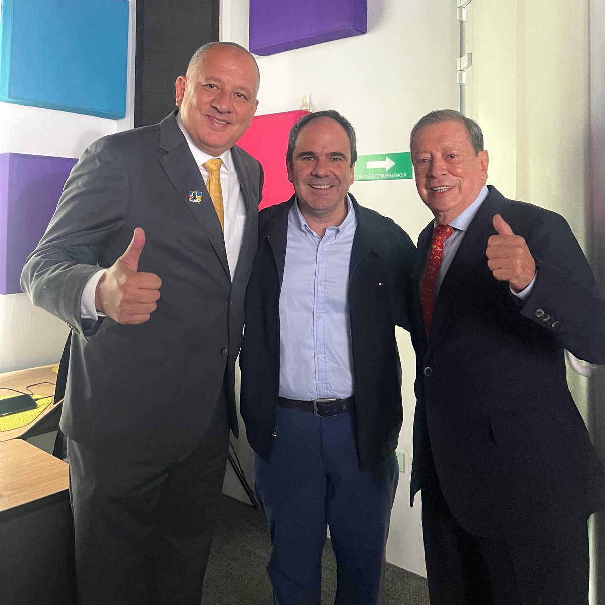 jesusbedoyar's tweet photo. Cuando empresarios como @marioherzam, que han hecho las cosas bien, se suman, este camino se fortalece. Creo en quienes generan empleo, apuestan por el país🇨🇴 y no se rinden. A los empresarios les digo: este proyecto es de ustedes.
#ElQuindíoSeHaceEscuchar
#Cámara #CD103 https://t.co/cCNhOASQrV