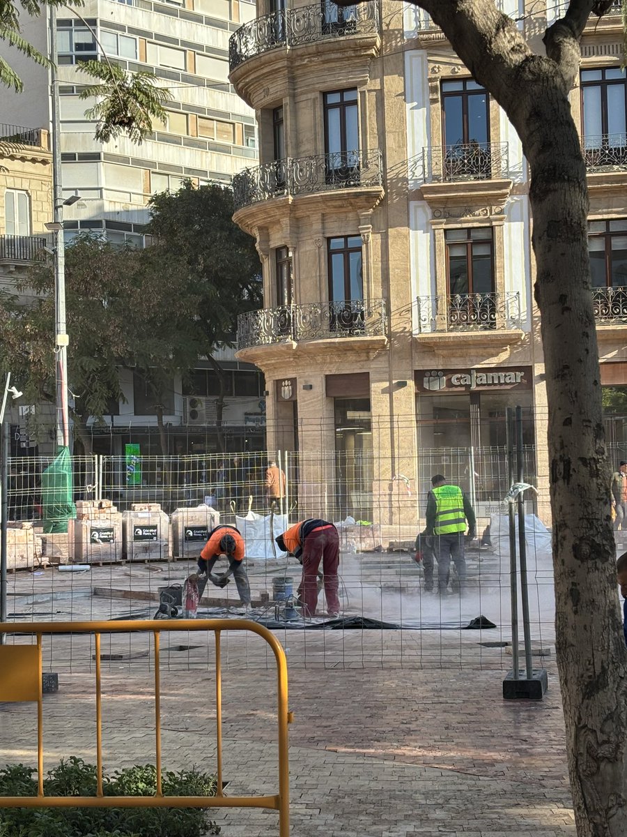 Ahora desmontando la fuente conceptual tras un mes desde que se terminó y sin haberla visto funcionar. Como vecina no puedo decir hasta donde estoy de la obra, diré solamente que las dos cartas que nos ha envidado la señora alcaldesa no han tenido el efecto que ella esperaba.