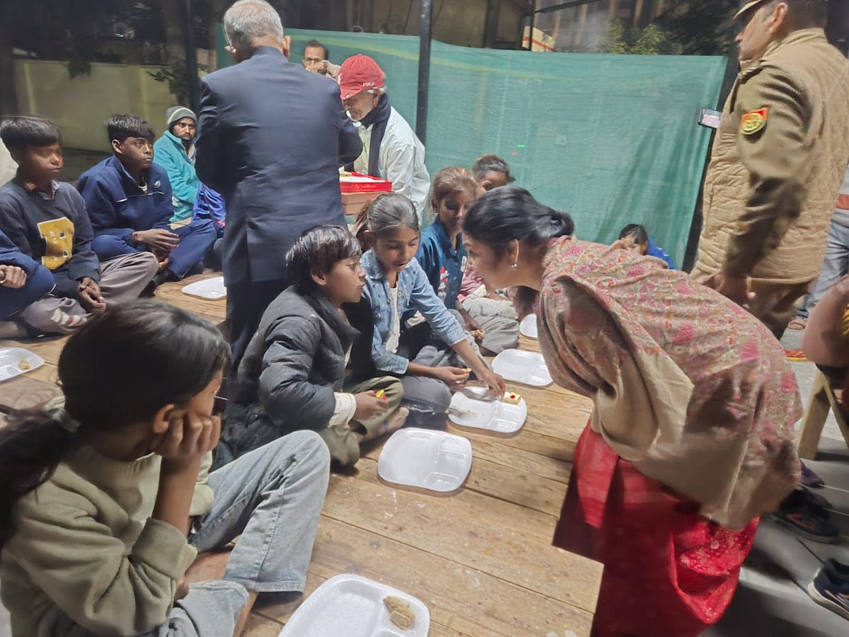 ये मालिनी अवस्थी हैं.. पद्मश्री सम्मानित..
यहीं लखनऊ में मुख्यमंत्री आवास के बगल में गौतमपल्ली में रहती हैं.. मालिनी अवस्थी जी के पति अवनीश अवस्थी जी प्रदेश के कद्दावर आईएएस अफसर थे.. मुख्यमंत्री योगी आदित्यनाथ जी के बेहद करीबी.. रिटायरमेंट के बाद से मुख्यमंत्री के सलाहकार हैं..