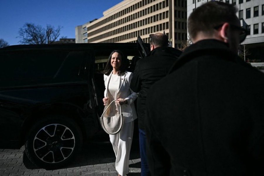 richardhblanco's tweet photo. Maria Corina Machado llegando a EEUU 🇺🇸 / Maduro llegando a EEUU. https://t.co/Wg7LxvecWr