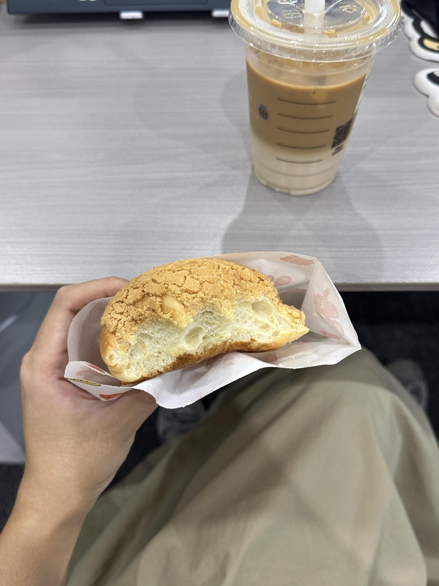 Harubit_light's tweet photo. 이 파인애플 빵 안에 내용물이 들어있는 줄 알고 기대를 품고 크게 한 입 베어 물었네 하하. https://t.co/GXp0UUW32F