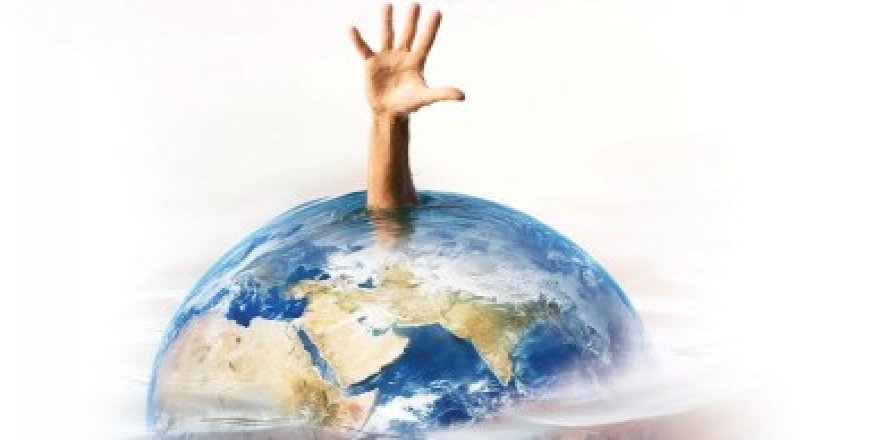 AKIRANSAL's tweet photo. Vehn krizleri geçiriyoruz

Hz. Sevban (R.A.) anlatıyor: Rasûlullah (S.A.V.) buyurdular ki:

“Diğer milletler, tıpkı sofraya yemek için üşüşen insanlar gibi sizin üzerinize üşüşecekler.” Bunun üzerine sahabiler şaşkınlıkla sorarlar: “Ya Rasûlullah, o gün sayımız çok mu az olacak?” Efendimiz (S.A.V.): “Hayır” der. “Bilakis, o gün sayınız çok olacak. Fakat siz bir akıntıyla sürüklenen çer-çöp gibi olacaksınız. Allah, düşmanlarınızın kalbinden sizin korkunuzu silecek, sizin kalbinize de ‘vehn’ verecek.” Bunun üzerine sahabelerden biri sorar: “Vehn nedir ya Rasûlullah?” O da buyurdu ki: “Dünya sevgisi ve ölümü sevmemek, ondan nefret etmek.” (Ebû Davud)

Efendimizin (S.A.V.) hadisinde bahsedilen “vehn” büyük bir dünyevileşme krizidir. “Vehn” ahirete karşılık dayanılmaz bir şehvetle dünyayı tercih etme krizidir. “Vehn” dünyalık kazanımlarını kaybetmeme adına büyük bir cesaretle ahiret kazanımlarını gözden çıkarabilme girişimidir.

“Vehn”, ileri düzeyde bir ırkçılık ve mezhepçilik sendromu yaşayan ümmetimizin işbirlikçiliğe razı olup ulusal kazanımları adına Müslüman kardeşlerini feda etmeyi göze alabilme kararlılığıdır.

Akıntıya sürüklenen çer çöp gibi, Akdeniz’in dalgalı sularında savrulan, cesetleri sahillerimize vuran ve Avrupa kapılarına dayanan milyonlarca Müslüman mültecinin nedeni, ümmetimizin yaşadığı bu büyük “vehn” krizidir.

Afrika’da aç kalan, Gazze’de bombalanan, Suriye’de katledilen, Arakan’da yakılan, Bangladeş’te asılan ümmetimizin içine düştüğü bu büyük kaosun asıl nedeni de yakalandığımız bu “vehn” hastalığıdır.

Dünya Müslümanları olarak sayımızın çokluğuna, coğrafyalarımızın her türlü stratejik imkânlarına, petrolümüze, su kaynaklarımıza, maden yataklarımıza, genç nesillerimize rağmen halen ezilmemiz, sömürülmemiz, katledilmemiz ümmetimizin içine düştüğü bu büyük “vehn” krizinden dolayıdır.

İşte bu “vehn” nöbetleri nedeniyledir ki Avrupa Birliği karşısında İslam Birliği’ni, Birleşmiş Milletler karşısında İslam Birleşmiş Milletleri’ni, NATO karşısında İslam Barış Gücü’nü kuramadık ve Efendimizin, “Allah, düşmanlarınızın kalbinden sizin korkunuzu silecek” uyarısında olduğu gibi artık düşmanlarına karşı korku salamayan bir ümmet haline geldik.

Düşmanı korkutacak siyasi ve askeri birliktelikleri oluşturamadığımız gibi ümmetimizi faizci, kapitalist sistemin sömürüsünden kurtaracak kendi ekonomik birlikteliklerimizi ve ekonomik sistemlerimizi de kuramadık. Koca İslam ümmeti olarak faizci kapitalist nizama ve onların para sistemine mahkûm olduk.

AVM’lerimizdeki küçük mescitlerle, dizilerimizdeki başörtülü artistlerle, İslami oteller ve haremlik/selamlık havuzlarla, Kur’an ve sünnete uygun, tarikat ehli devre mülklerle, tesettür defileleriyle yakalandığımız “vehn” hastalığına İslami kılıflar uydurabileceğimizi zannettik.

“Kadınlar, oğullar, yüklerle altın ve gümüş yığınları, salma atlar, davarlar, ekinler kabilinden aşırı sevgiyle bağlanılan şeyler çok süslü gösterilmiştir. Hâlbuki bunlar dünya hayatının geçici faydalarını sağlayan şeylerdir. Oysa varılacak yerin (ebedî hayatın) bütün güzellikleri Allah katındadır.” (Ali İmran,14) ayetinde bahsedilen dünya hayatının geçici süslerine takılıp dünya ve ahiret dengesini kaybettik.

“Şüphesiz her ümmetin bir fitnesi vardır. Benim ümmetimin en büyük fitnesi de maldır.” (Tirmizi) hadisinde belirtilen mala, mülke, dünyalık makamlara, Salebe’yi bile hayretler içerisinde bırakacak bir iştiyakla sarıldık.

Talut ordusunun imtihan edildiği dünyalık nehirden bir avuç yerine kana kana içince amansız bir “vehn” hastalığına tutulduk. Sonunda düşmana karşı mücadele edecek ne takatimiz ne de heyecanımız kaldı.
Dr Abdülaziz kıranşal