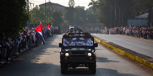 Los trabajadores del Banco Exterior de Cuba se suman al homenaje de los 32 valientes que regresan hoy a su tierra.  Nuestros héroes merecen el honor y la gloria   #CubaHonra #BancariosCubanos