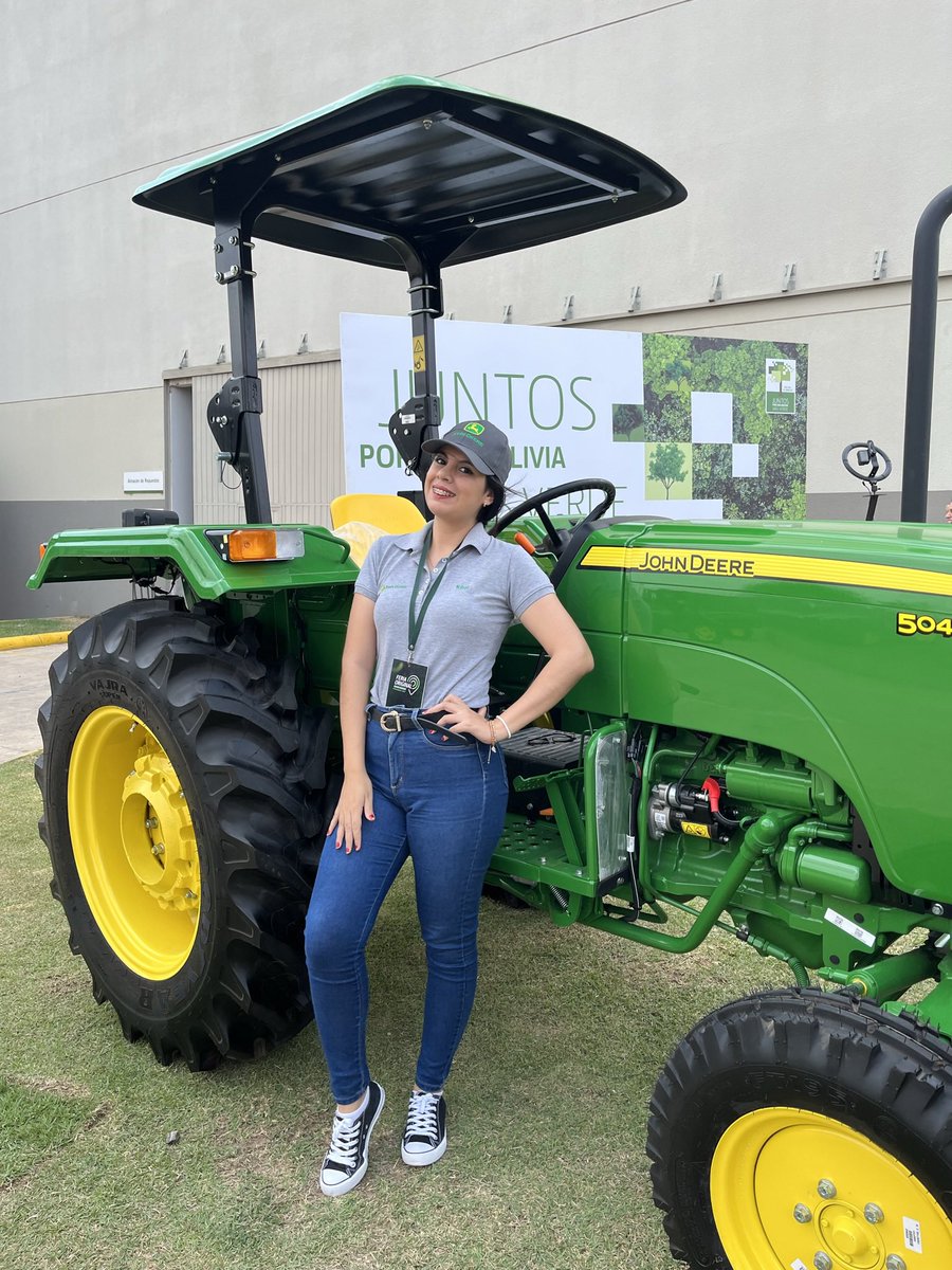 Hoy el tbt de fotos que nunca subí, una Ale flaquinga con su tractor.