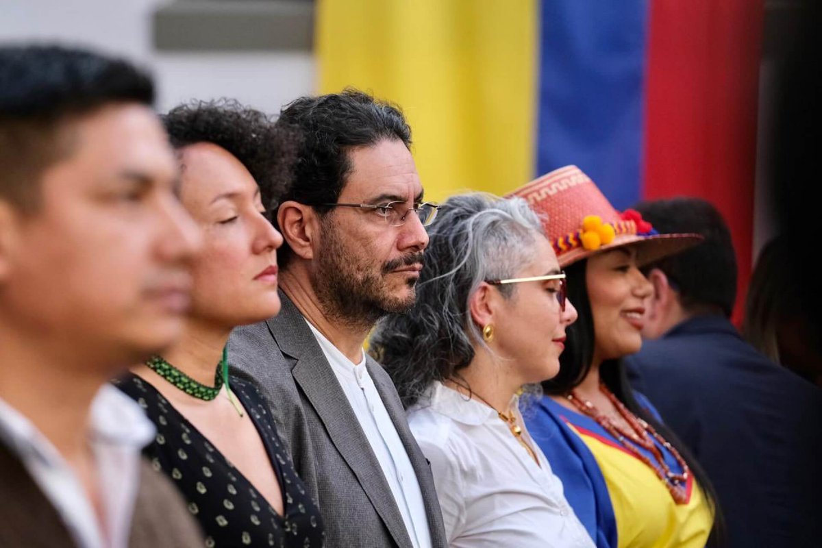 Cepeda es un hijueputa resentido de izquierda radical, de la misma estirpe de la basura comunista del papá (buen muerto por cierto). Un parasito que ha pasado la vida protegiendo a la guerrilla desde el legislativo disfrazado de defensor de derechos humanos.