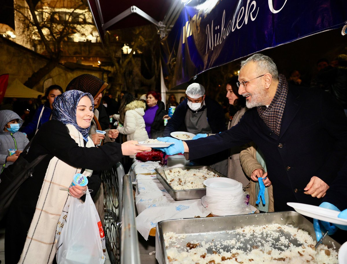 Dr_MBulentOzmen's tweet photo. Miraç Kandili’nde Eyüpsultan Meydanı’nda komşularımızla bir araya gelmenin, lokmamızı paylaşmanın mutluluğunu yaşadık.

Eyüp Sultan Camii’nde kandil gecesinin huzurunu hissederken edilen dualarla kalplerimiz aynı duyguda buluştu.

Rabbim edilen tüm duaları kabul etsin. Miraç Kandilimiz mübarek olsun.

#GelenektenGeleceğe #SemtiMukaddes #Eyüpsultan