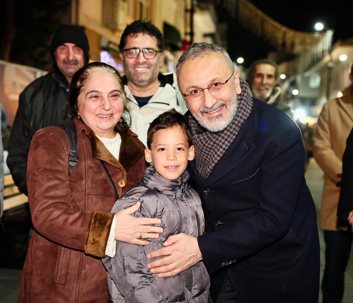Dr_MBulentOzmen's tweet photo. Miraç Kandili’nde Eyüpsultan Meydanı’nda komşularımızla bir araya gelmenin, lokmamızı paylaşmanın mutluluğunu yaşadık.

Eyüp Sultan Camii’nde kandil gecesinin huzurunu hissederken edilen dualarla kalplerimiz aynı duyguda buluştu.

Rabbim edilen tüm duaları kabul etsin. Miraç Kandilimiz mübarek olsun.

#GelenektenGeleceğe #SemtiMukaddes #Eyüpsultan