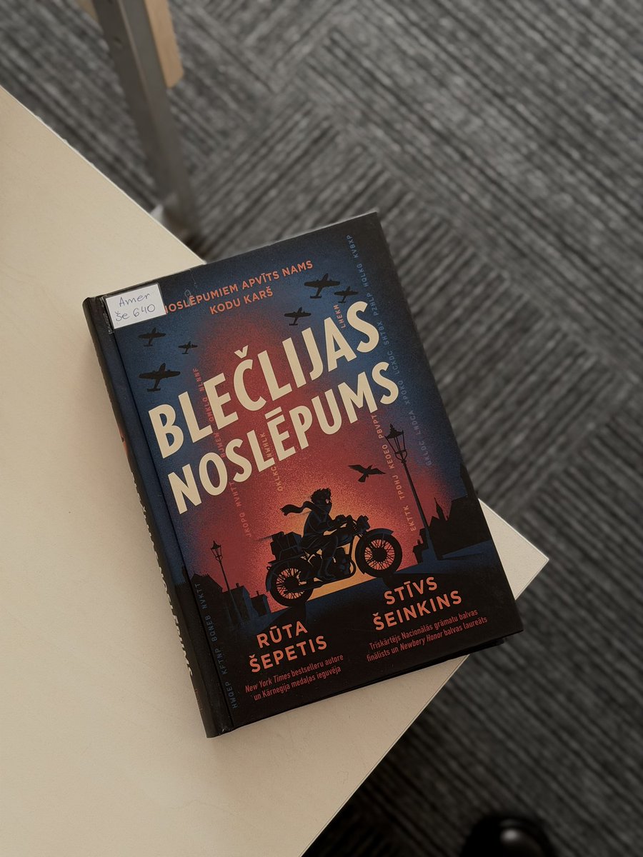 Mans vērtējums: 8/10

Lai arī Londonā briest kara priekšvakars, cilvēki ir optimistiski un turpina dzīvot. Man patika, kā ar humoru un labsirdību tika aprakstīti sarežģījumi, kuriem jaunieši iet cauri. Kauns teikt, bet tieši šajā grāmatā uzzināju par šifrēšanas mašīnu Enigmu.