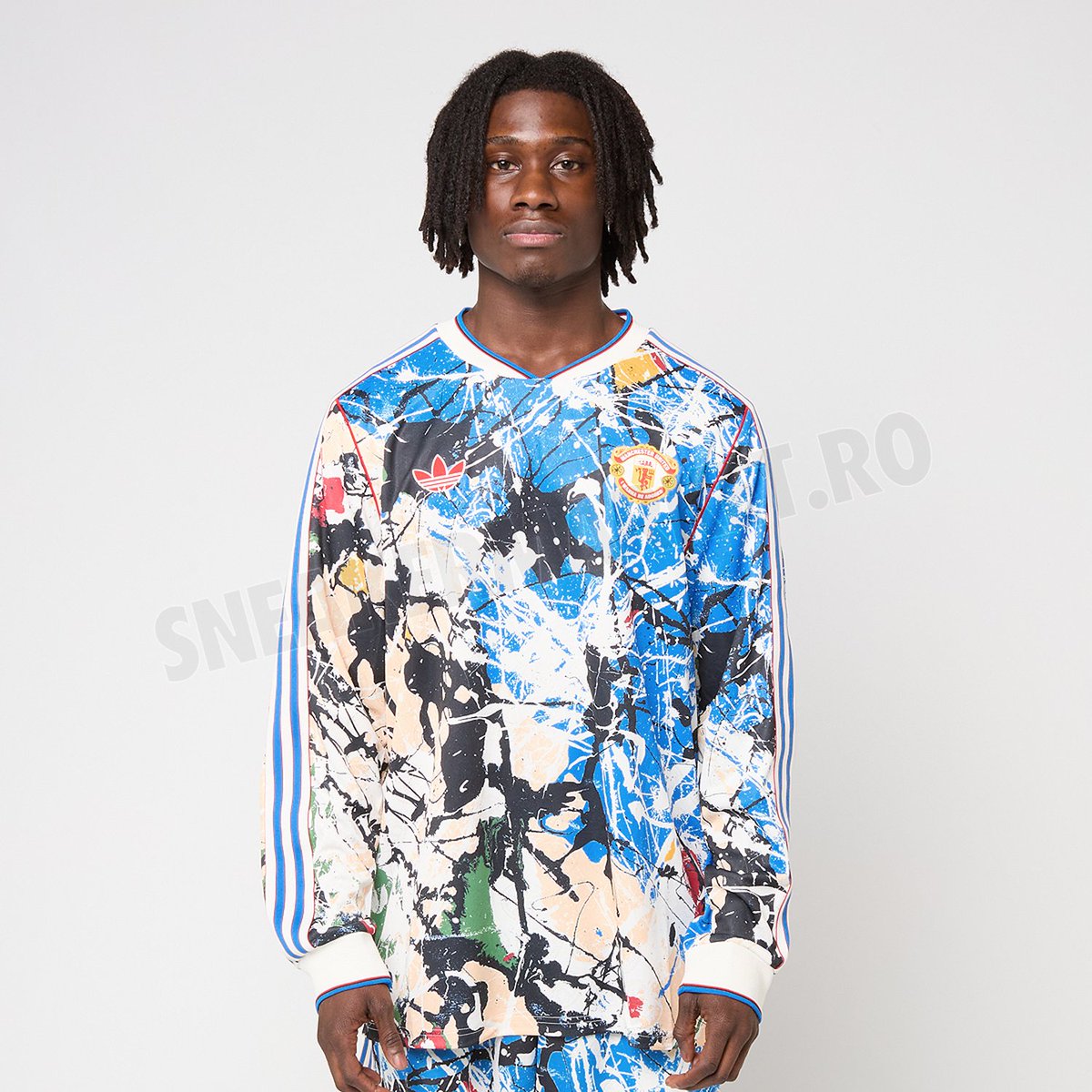 MUnitedFR's tweet photo. Le haut issu de la nouvelle collection en collaboration avec les Stone Roses. [@sneakermarketro] #MUFC https://t.co/rfgqAmHSmO