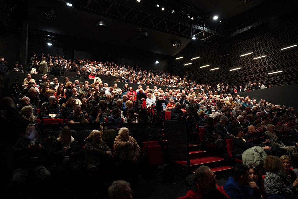 valdereuil_info's tweet photo. Quel bonheur de voir l’Arsenal rempli ce soir ! Près de 900 Rolivalois et invités partagent un beau moment de convivialité à l’occasion de la traditionnelle cérémonie des vœux de @MA_Jamet et du Conseil municipal. Pour démarrer l’année 2026 sous les meilleurs auspices https://t.co/j8wAXGEvTh