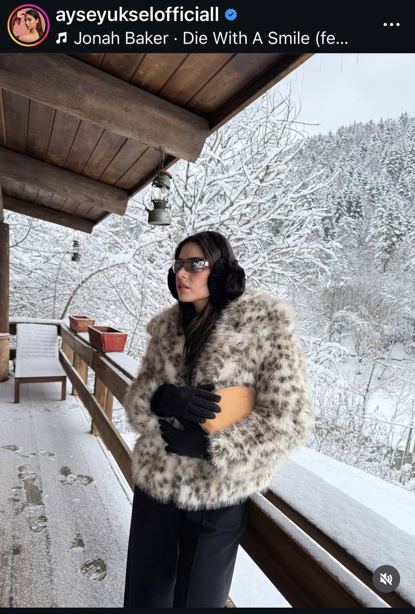 Olmuyor Ayşe Yüksel! Üzerindekiler yine emanet gibi duruyor ! Kanına o varoşluk işlemmiş bir kere! Hiçbir zaman elit görünümlü olamayacaksın!