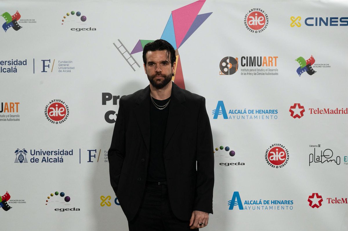 GotadeLuzRedes's tweet photo. Ayer nuestro @jonariasv recogió el Premio Cygnus al Mejor Director en nombre David Trueba por #SiempreEsInvierno ❄️ 😍✨💖

Acto celebrado en el Paraninfo de la Universidad de Alcalá de Henares.

#premioscygnus @atresmediacine https://t.co/uJ5xyjR40S