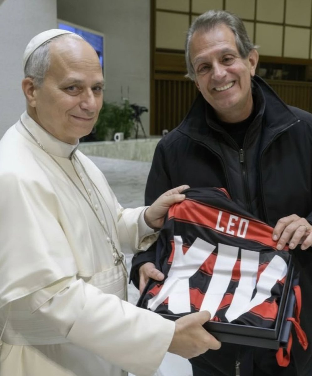 futebol_info's tweet photo. Presidente do Flamengo, Bap encontrou o Papa e o presenteou com uma camisa personalizada do clube.

🗞️ @simpraisa 
📸 Divulgação https://t.co/h7cdZZbGIR