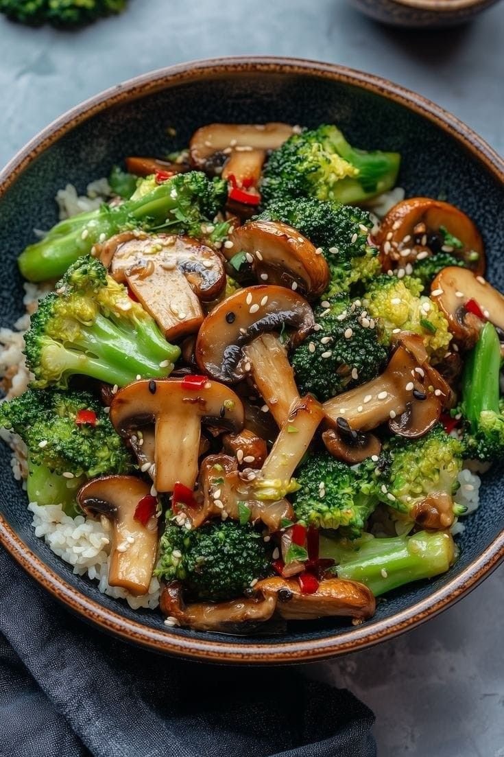 FactoryOutletV's tweet image. Broccoli and Mushroom Stir-Fry Rice Bowl☺️😍😘