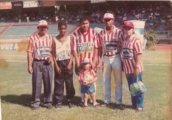 pipe2801's tweet photo. @ChrisDaes @JuniorClubSA @FunTecnoglass Tío Juniorista desde la cuna, esa camisa de @JuniorClubSA es mía, @TecnoglassSA y @FunTecnoglass siempre apoyando al tiburón.

#PapaSiempreContigo. https://t.co/jWFMZM1FsE