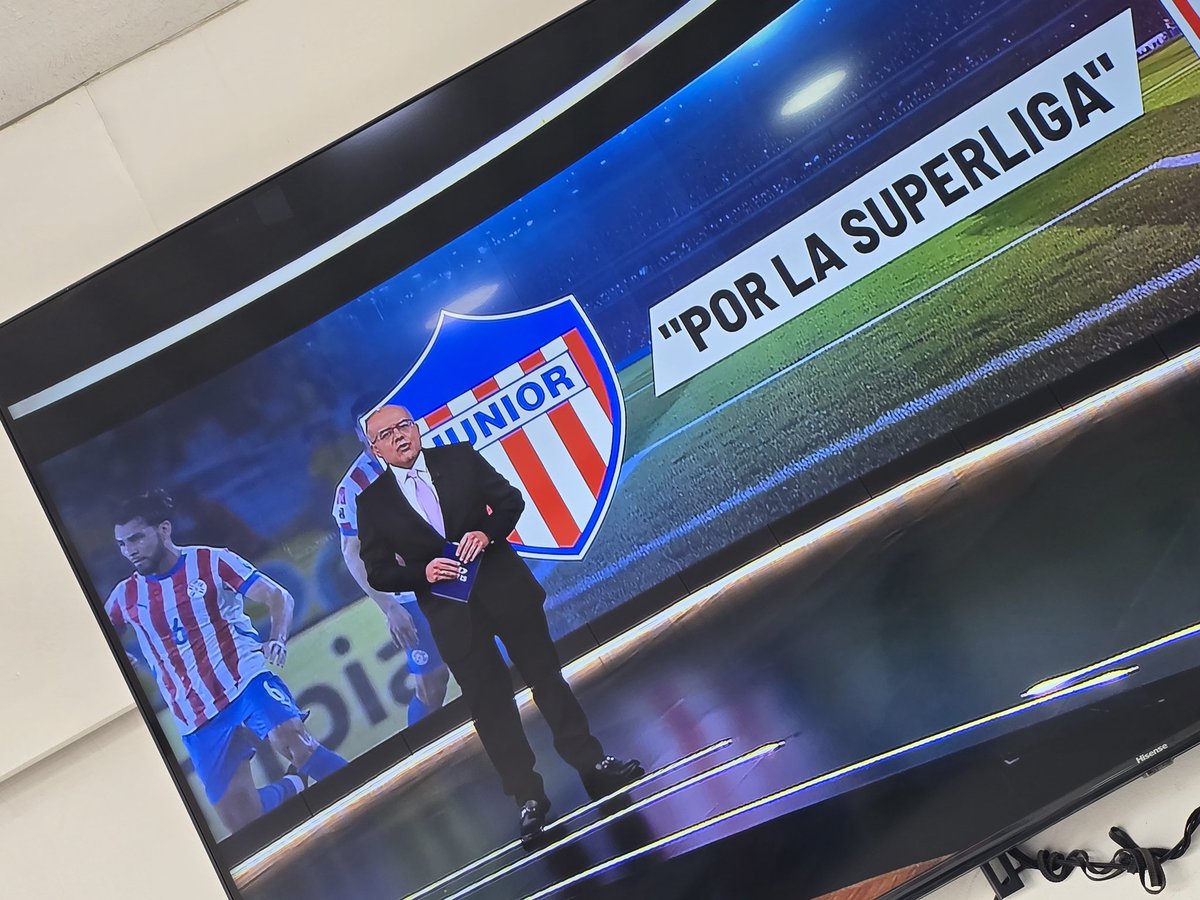 Hey loco <a href="/NoticiasCaracol/">Noticias Caracol</a> cómo vas a poner un jugador de Paraguay de fondo en el escudo de Junior? No son ni serios...