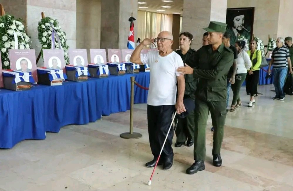 El pueblo de #Cuba rinde merecido homenaje a los 32 Combatientes caídos en Venezuela en el cumplimiento del deber. Como dijera nuestro Invicto Comandante en Jefe #FidelPorSiempre "... y cuando un pueblo enérgico y viril llora, la injusticia tiembla."
#HonorYGloria