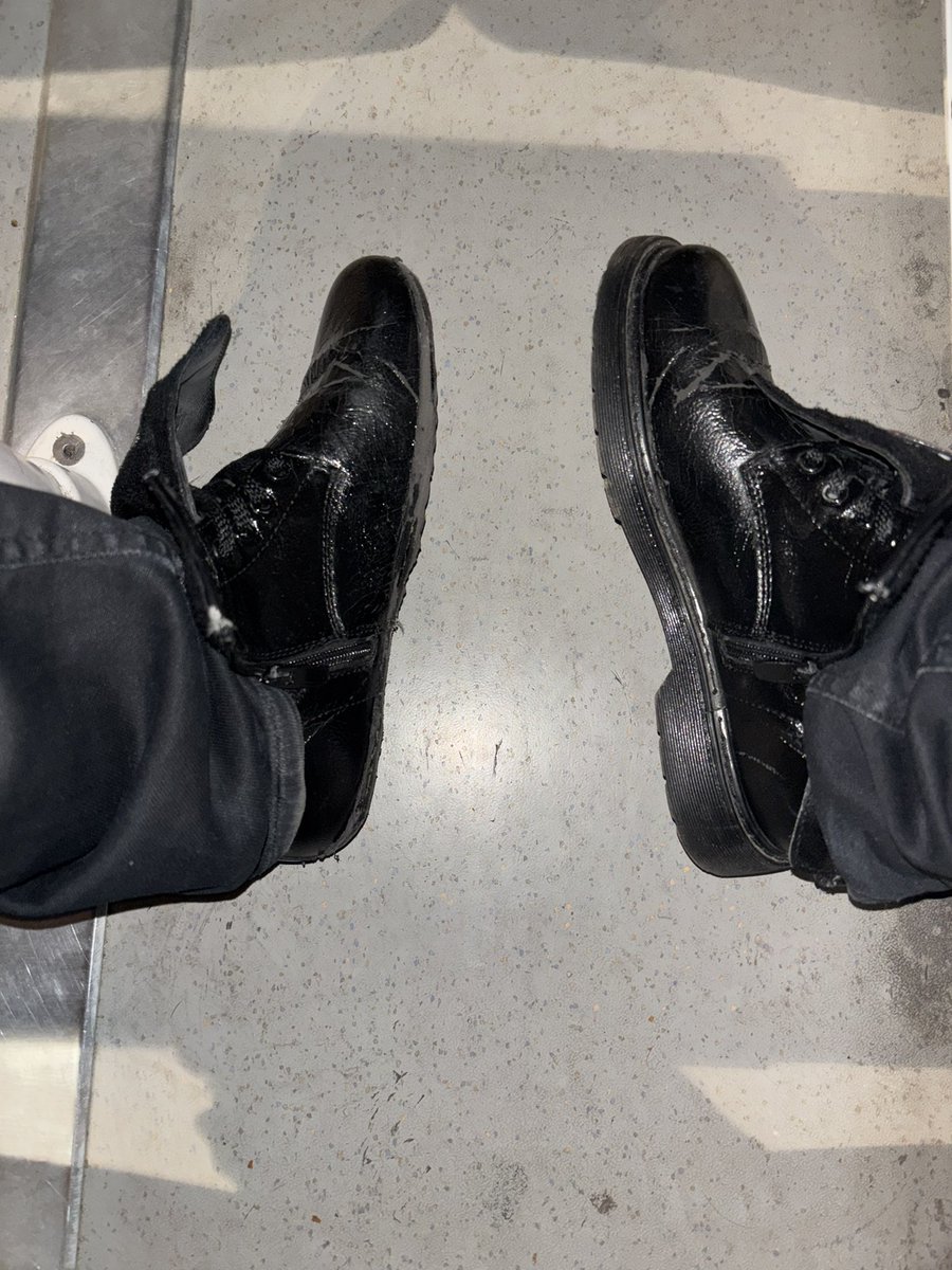 jsors à peine de chez moi je perds mais semelle mais jdevais pas louper le train donc nsm je serais le gueux de la ville ce soir…..médiéval type shit u feel me man