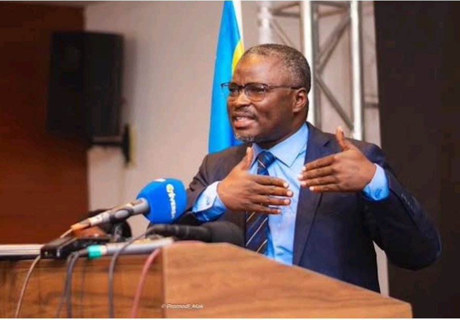 Alors que les uns et les autres cherchent l'organisation d'un dialogue national inclusif, le député national <a href="/gratieniracan/">IRACAN Gratien de Saint-Nicolas</a> exclut cette démarche, tout en précisant que la tenue d'un dialogue ferait reculer la RDC de plus de 20 ans. Selon lui, le dialogue est un « bricolage