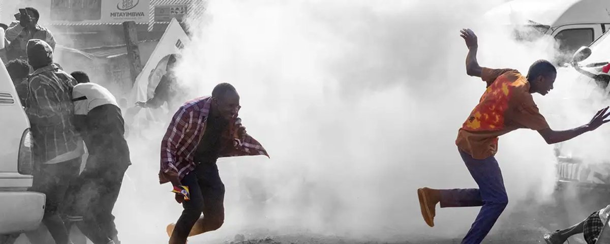 IFEX's tweet image. #Uganda 🇺🇬 @RSF_inter warns that violent attacks on journalists, and an internet blackout are deliberately choking #MediaFreedom &amp;amp; #AccessToInformation and making election coverage deadly. rsf.org/en/uganda-viol…