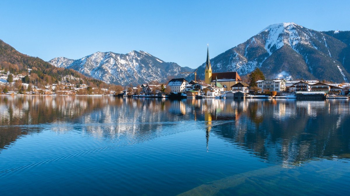 rayrays6669's tweet photo. Lakes.

There are A LOT, but these two are my favourites. Tegernsee and Starnberger see. 

Starnberger see is easily accessible with public transport (S-Bahn, RB.). The train station is right next to it. https://t.co/jZPqCFkTzS