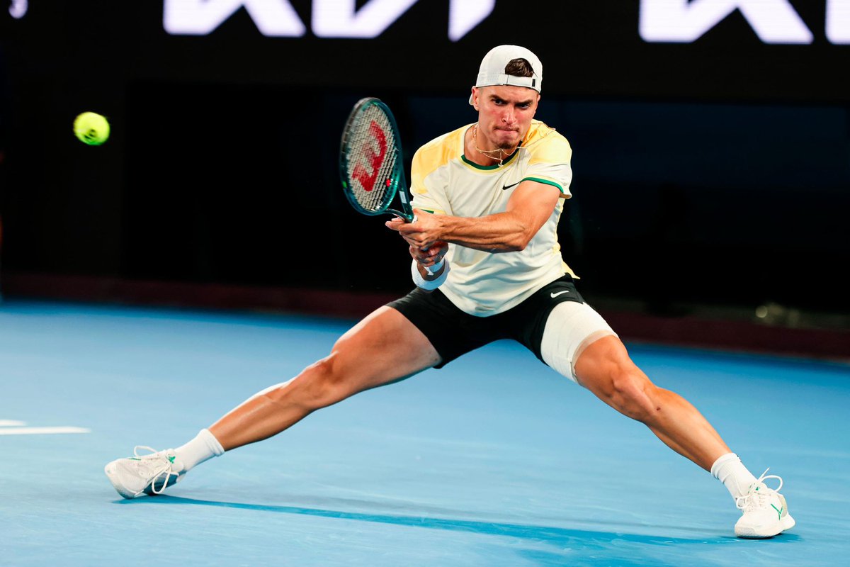 AvantageTennis_'s tweet photo. LES JOUEURS À SUIVRE À L’OPEN D’AUSTRALIE 🇦🇺

À quelques jours du coup d’envoi du premier Grand Chelem de la saison 2026, voici notre sélection de joueurs non têtes de série capables de marquer les esprits. 👀🧶 https://t.co/OqPnkVRgxc