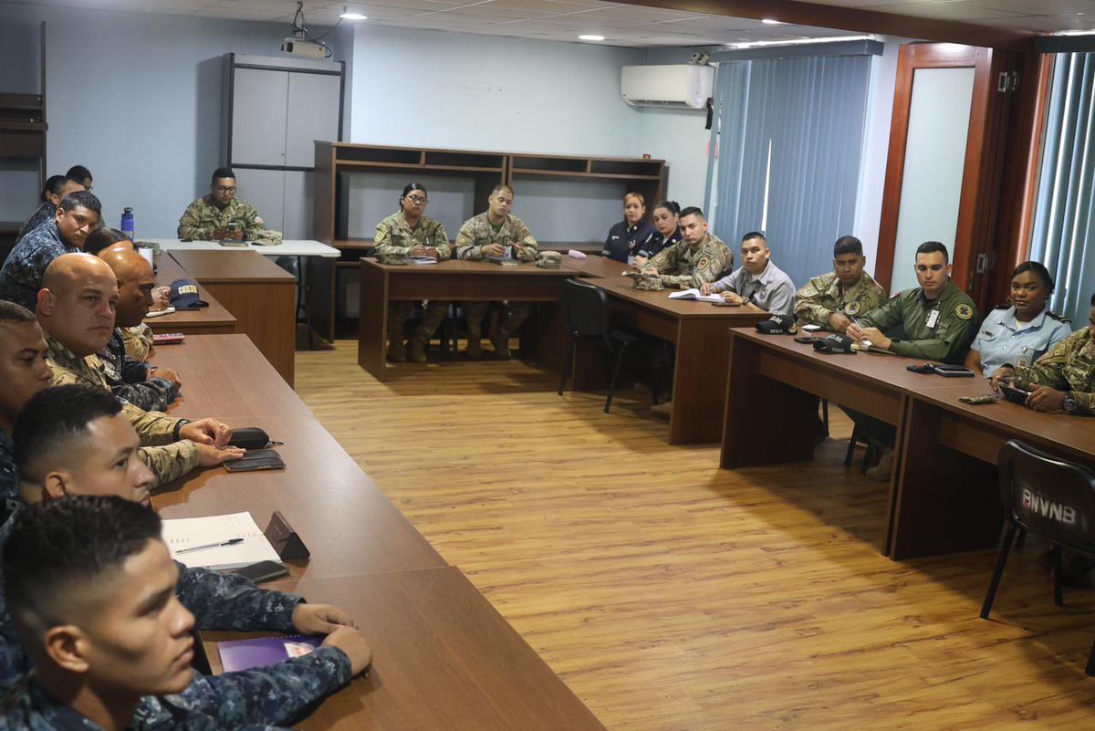 aeronavalpanama's tweet photo. #AfianzandoConocimientos |
En las instalaciones del #ComandoNaval, se desarrolló una capacitación mediática impartida por la periodista @dorcas_delarosa, conductora del noticiero matutino de @treporta, quien con su amplia experiencia, fortaleció las habilidades y conocimientos. https://t.co/uHDsv1KGfw
