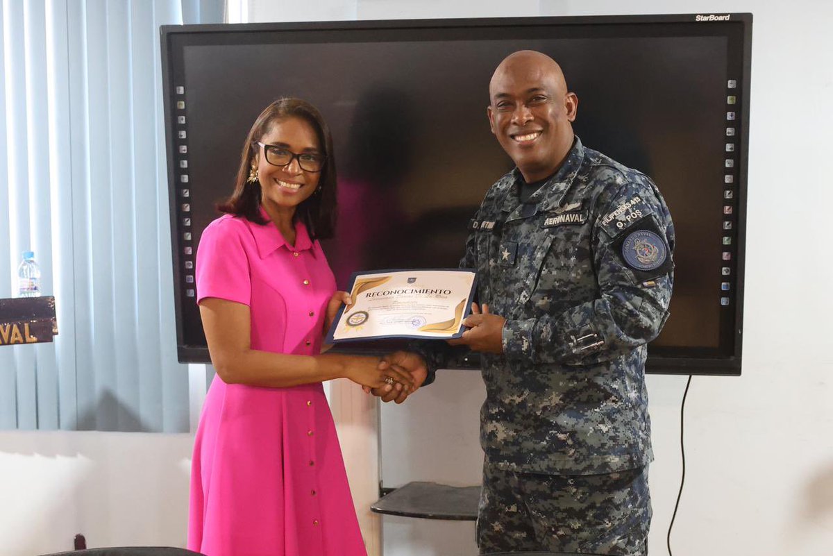 aeronavalpanama's tweet photo. #AfianzandoConocimientos |
En las instalaciones del #ComandoNaval, se desarrolló una capacitación mediática impartida por la periodista @dorcas_delarosa, conductora del noticiero matutino de @treporta, quien con su amplia experiencia, fortaleció las habilidades y conocimientos. https://t.co/uHDsv1KGfw