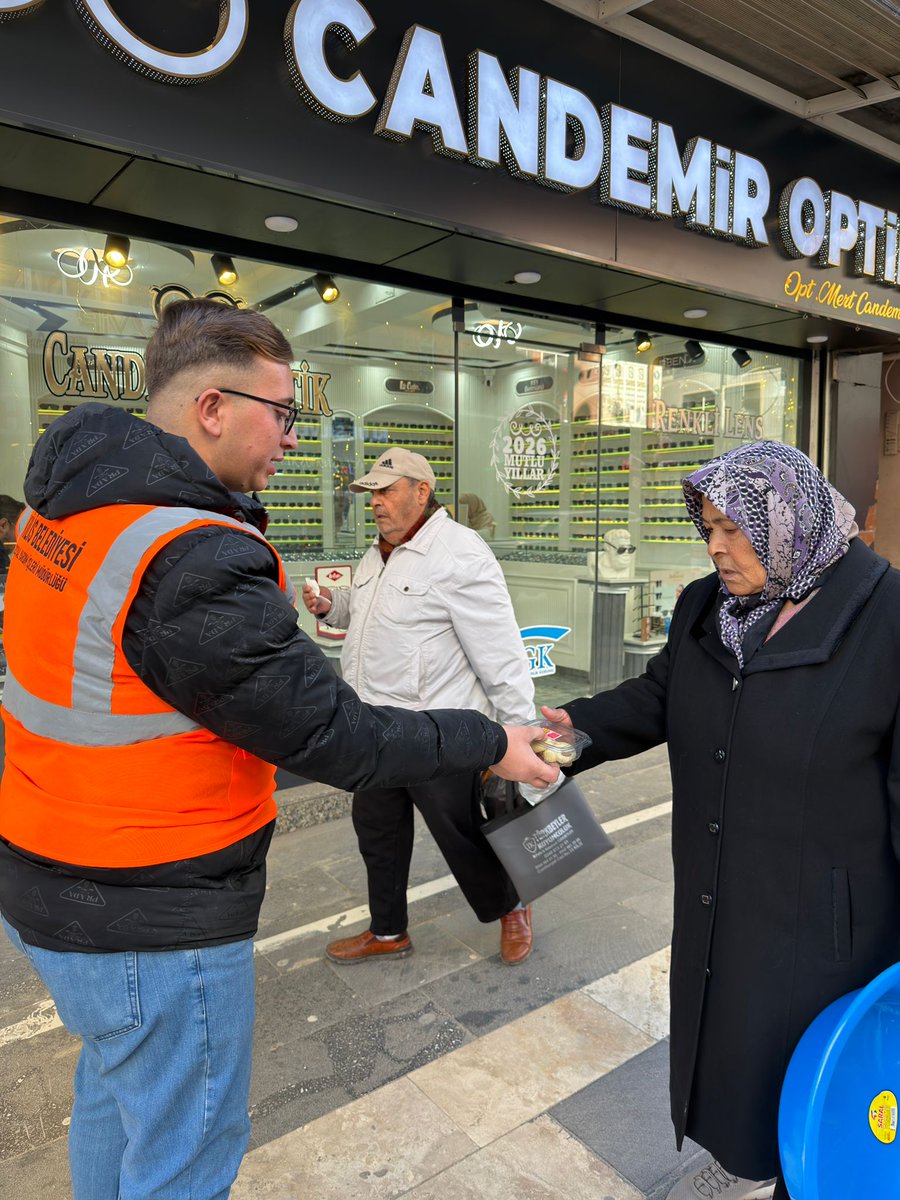 Miraç Kandili münasebetiyle belediyemiz tarafından esnaflarımıza ve kıymetli hemşehrilerimize kurabiye ikramında bulunduk. 

Bu mübarek gecenin birlik, beraberlik ve huzura vesile olmasını diliyor; tüm hemşehrilerimizin Miraç Kandili’ni tebrik ediyoruz. 🌙✨