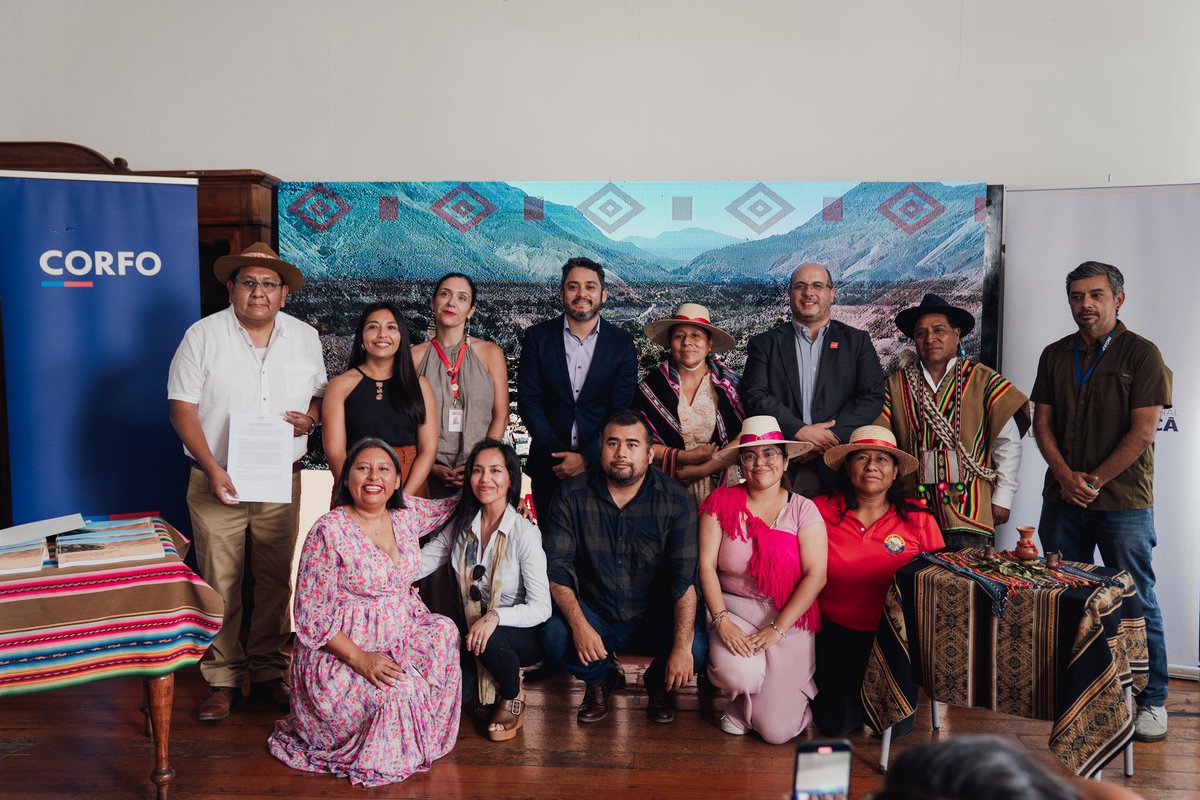 Gore_Tarapaca's tweet photo. #TurismoIndígena ☀️🏜️

¡Un hoja de ruta única en el país! 💪🏼

El Gobernador José Miguel Carvajal, asistió al lanzamiento de la Estrategia de Turismo Indígena de #Tarapacá, una iniciativa pionera en Chile, financiada con recursos FNDR del Gobierno Regional, a través de la focalización del Comité de Desarrollo Productivo de Tarapacá, y la gestión de #Corfo y #Sernatur.

📌 Este documento será la hoja de ruta para el desarrollo del turismo indígena, basada en el liderazgo comunitario, la sostenibilidad territorial, la protección del patrimonio cultural y la articulación institucional. Además, constituye un insumo relevante en la construcción de la Política Regional de Turismo que hoy se encuentra desarrollando el #GORE. 🚀

En la oportunidad, la máxima autoridad firmó un acuerdo para conformar la Mesa Regional de Turismo Indígena, instancia que dará continuidad y fortalecerá este espacio que, Carvajal, calificó como "beneficioso para quienes quieran desarrollar la actividad turística de la región. 💯

#GobernandoDesdeLosTerritorios #Iquique #AltoHospicio #PozoAlmonte #Huara #Pica #Camiña #Colchane