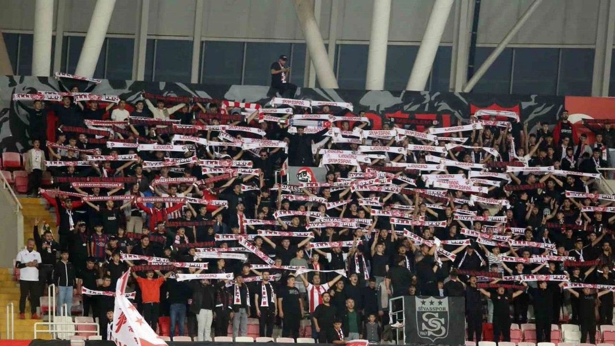 legendsivasspor's tweet photo. #KaldırdıkGeliyoruz 😉 @Sivasspor https://t.co/8vSnU62fdt
