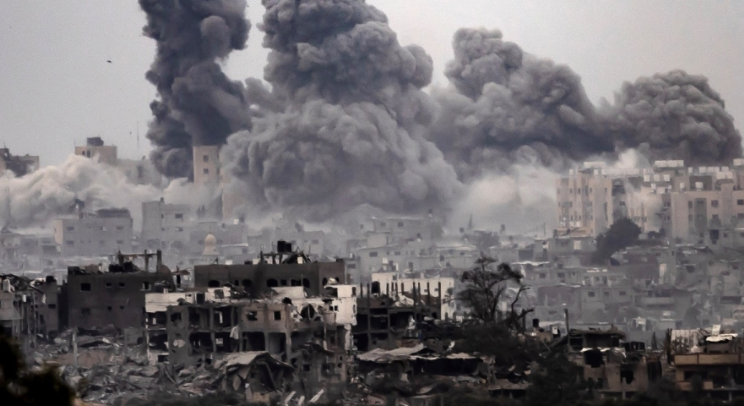 شهداء وجرحى جراء قصف الاحتلال منزلاً في دير البلح 