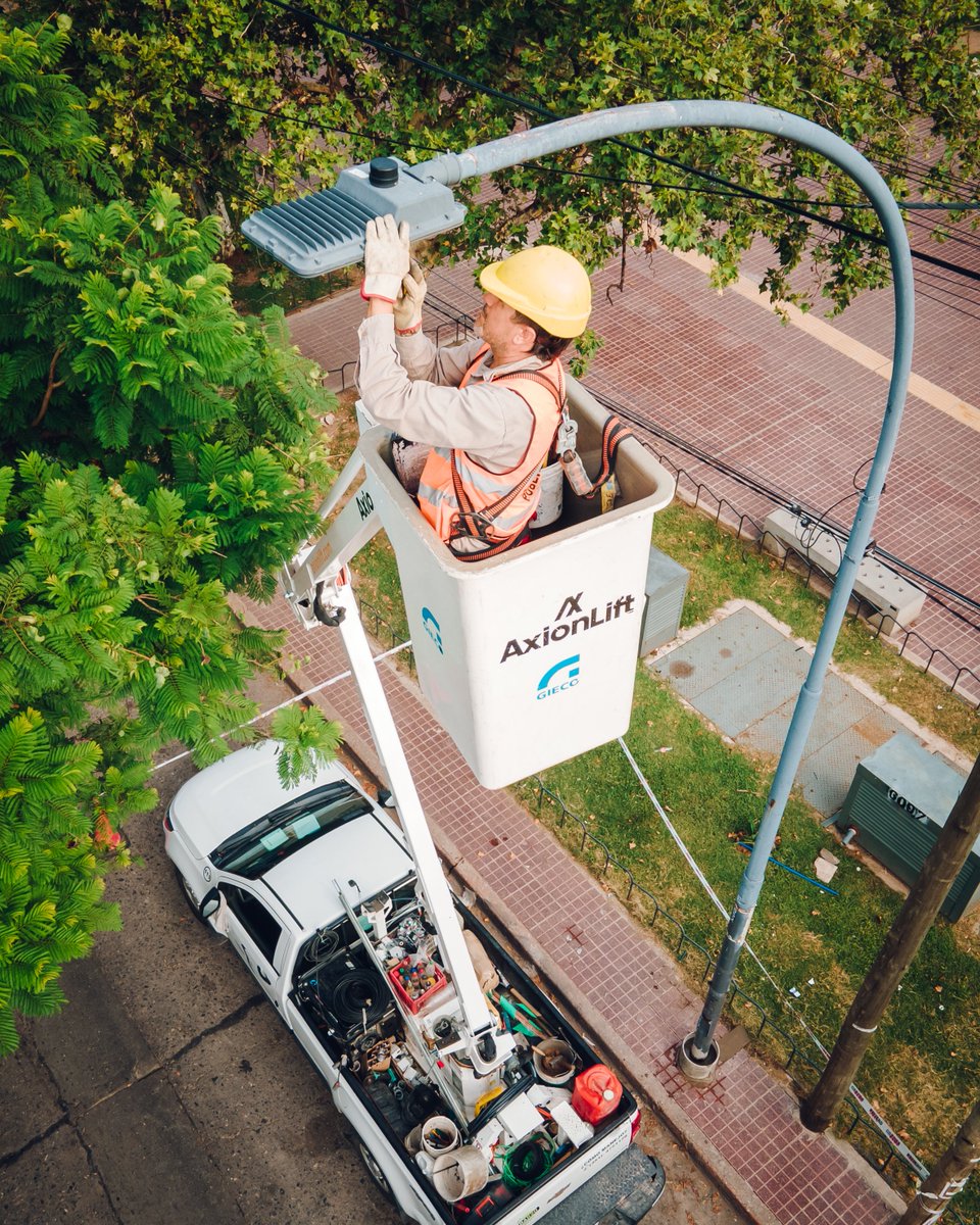 MuniCba's tweet image. 👷 Seguimos mejorando las plazas de #CórdobaCapital. 

⚡ En esta instancia, realizamos el mantenimiento de luminarias en Plaza Jerónimo del Barco.

🫂 Así, seguiremos disfrutando de este espacio verde de manera más segura.