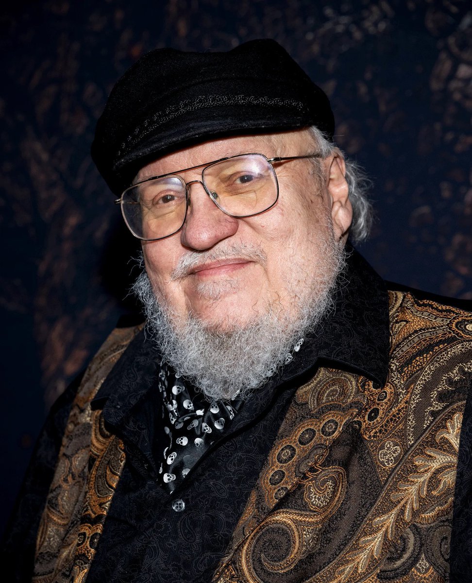 KingTargaryenn's tweet image. George R.R. Martin ha dado nueva información sobre ‘Vientos de Invierno’ y su saga ‘Canción de Hielo y Fuego’📚:

- Nadie más terminará su saga, y si él muere quedará inconclusa.

- Algunos personajes han tenido finales felices en la serie que él no comparte.

- No ve un final…