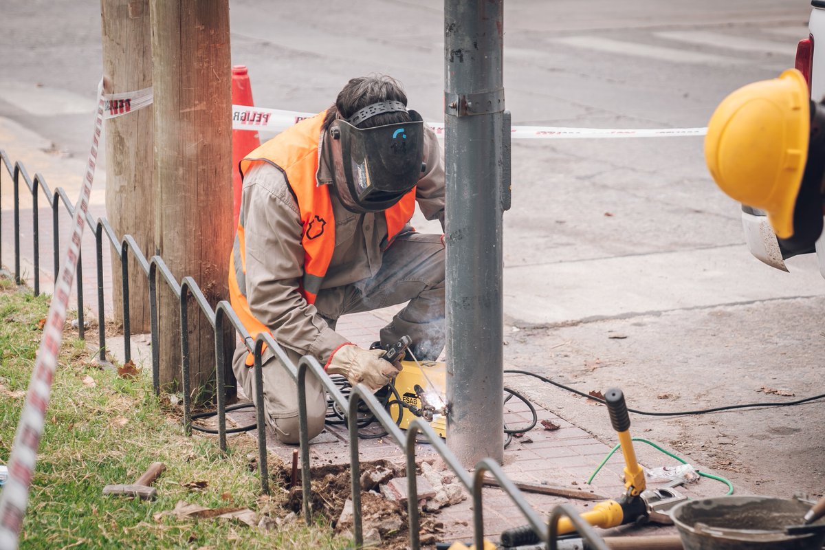 MuniCba's tweet image. 👷 Seguimos mejorando las plazas de #CórdobaCapital. 

⚡ En esta instancia, realizamos el mantenimiento de luminarias en Plaza Jerónimo del Barco.

🫂 Así, seguiremos disfrutando de este espacio verde de manera más segura.