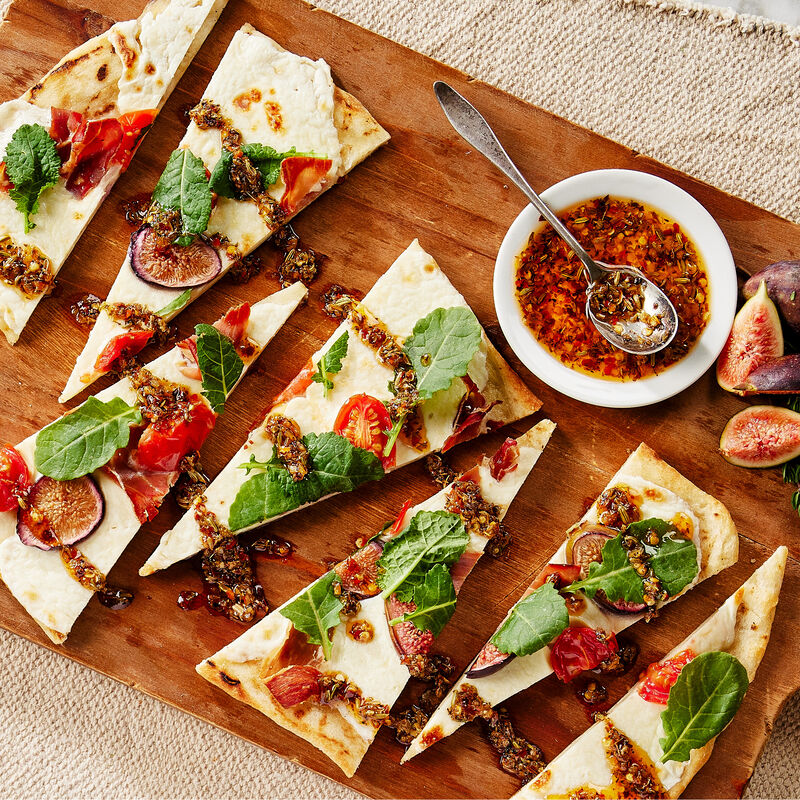 Pasquesis's tweet image. A new type of tasty for Bears game appetizers on Sunday... Garlic Parmesan Flatbread. Check out the Dipping oils from Stonewall Kitchen specialty foods. More snacks at pasquesi.com/home-accents/s… #dipping #oil #appetizers #Bears #snacks #garlic