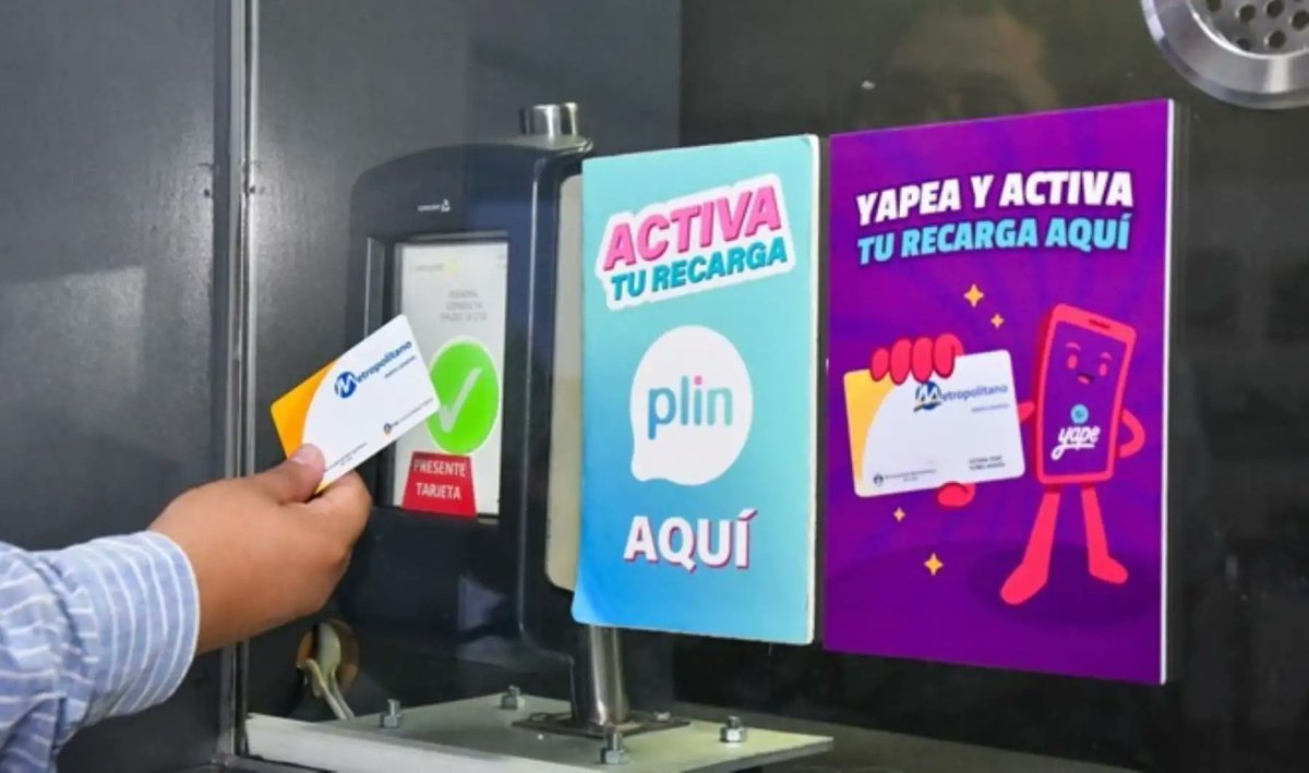Agencia_Andina's tweet photo. 🚎💳 De ahora en adelante, los usuarios del Metropolitano y corredores complementarios podrán recargar su tarjeta mediante el aplicativo Yape, una alternativa de pago digital que se suma al Plin. https://t.co/5Ri4tTThNm https://t.co/BkskpQwOdJ